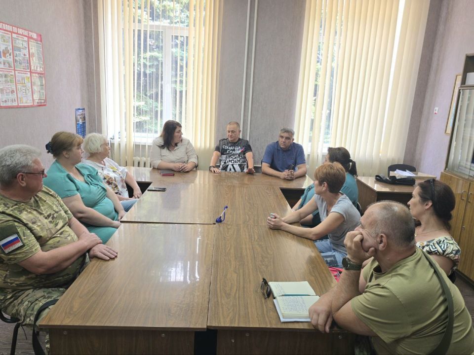 Дмитрий Огилец: По поручению Главы Донецкой Народной Республики вместе со своими золотыми помощниками и главой Кировской управы Андреем Николаевичем Хорошко провели встречу с трудовым коллективом школы # 90 г.о. Макеевка" Дмитрий Огилец: По поручению Главы Донецкой Народной Республики вместе со своими золотыми помощниками и главой Кировской управы Андреем Николаевичем Хорошко провели встречу с трудовым коллективом школы # 90 г.о. Макеевка"