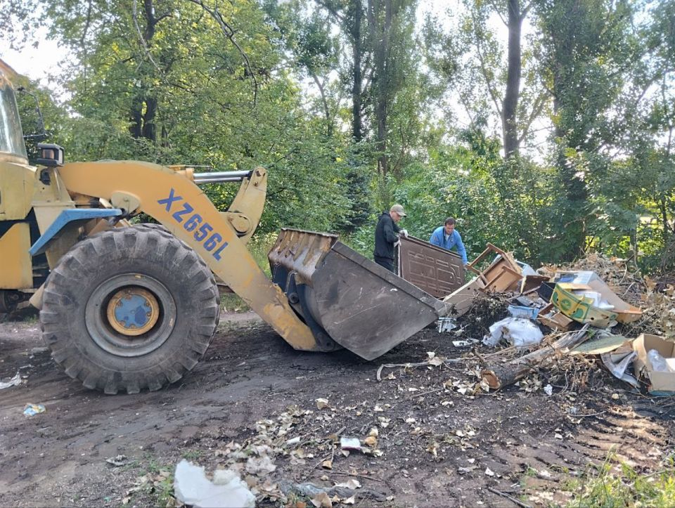 Сегодня, 8 августа, с целью приведения территории в надлежащее санитарное состояние выполнены работы по вывозу крупногабаритных накоплений мусора на контейнерных площадках по адресам: ул. Ленина, д.153, д.156; кв-л Химик...