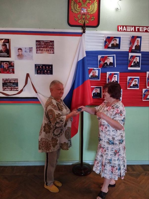 В Советском внутригородском районе продолжается вручение партийных билетов членам партии