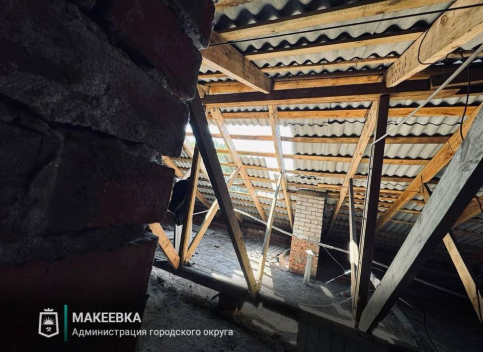 Югра помогла коммунальным службам Макеевки ремонтировать кровлю многоквартирного дома на улице Авиационной