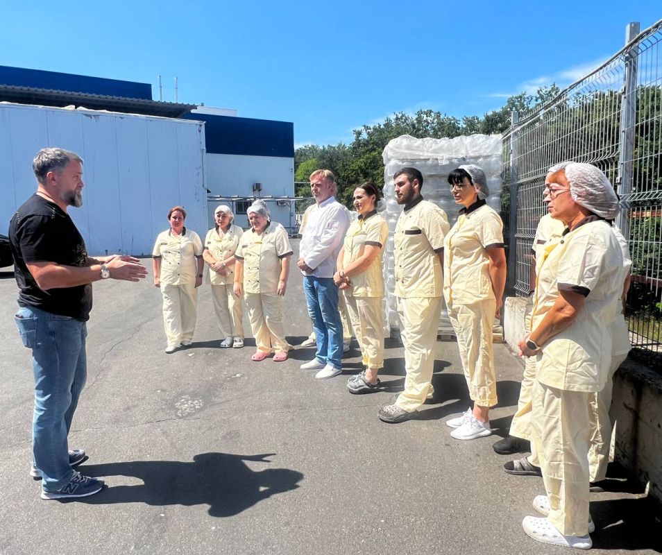 Депутат Макеевского городского совета Геннадий Гальчук провел встречу в торговой сети "Галактика" и компании ООО "Наместник"