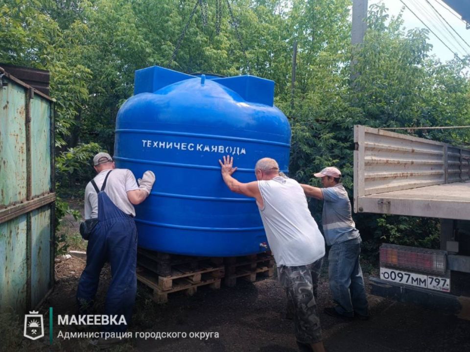 В Макеевке продолжают устанавливать резервуары с водой для нужд населения
