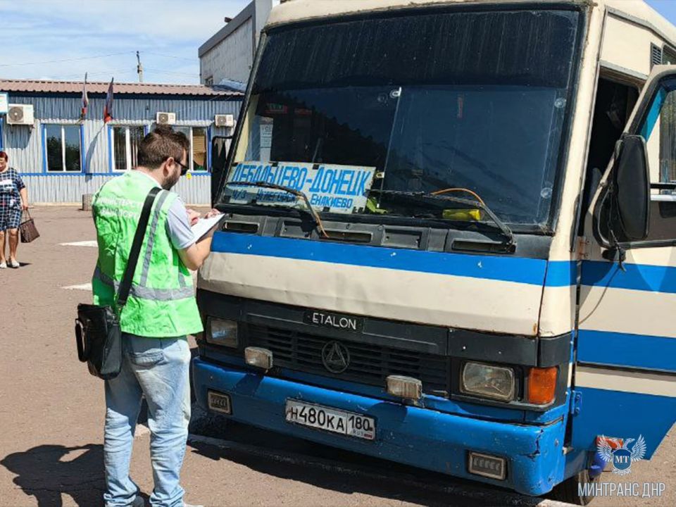 Сотрудники регионального Минтранса совместно с представителями администрации г. Енакиево проверили санитарно-техническое состояние автобусов, обслуживающих городские и пригородные маршруты