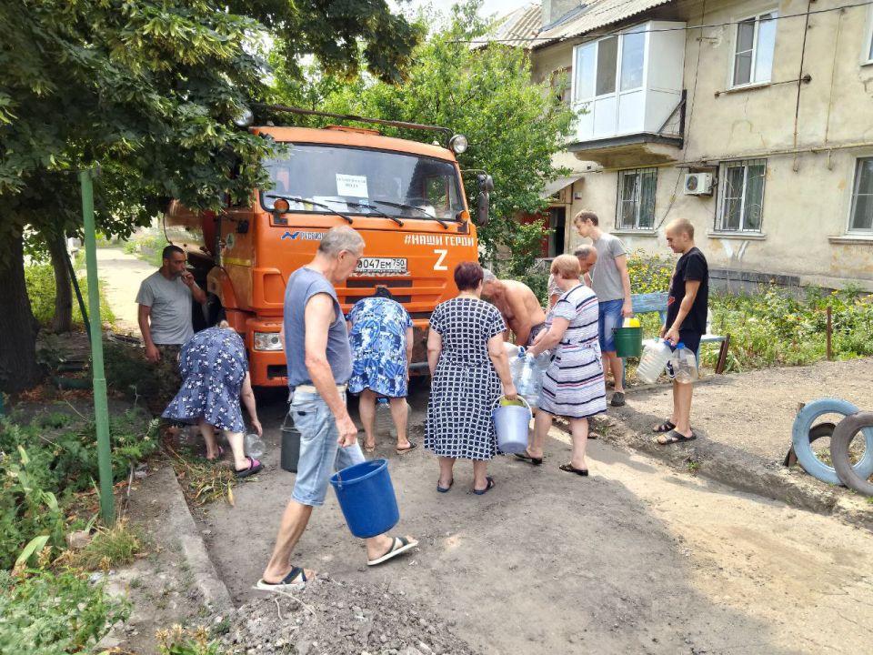 В Кировском внутригородском районе продолжается подвоз воды для жителей домов, в которые по графику не поступила вода В Кировском внутригородском районе продолжается подвоз воды для жителей домов, в которые по графику не поступила вода