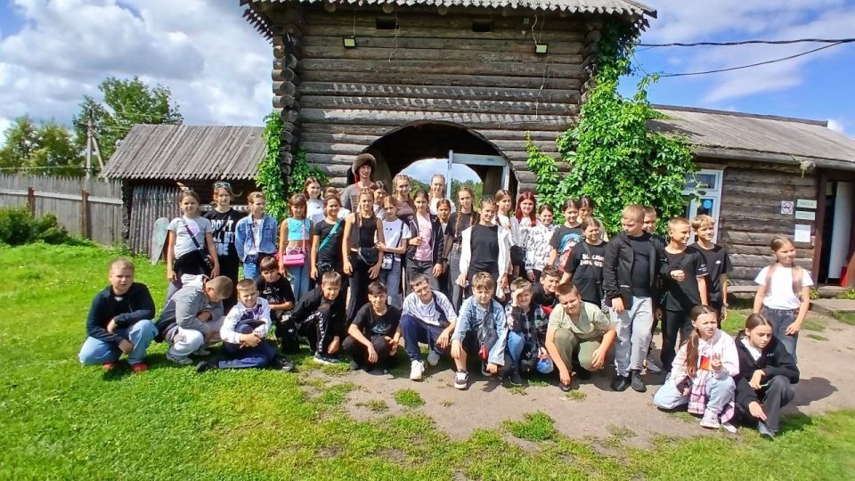 Тверь – крупный промышленный, научный и культурный центр и крупный транспортный узел на пересечении железнодорожной линии Санкт-Петербург – Москва и автомагистрали «Россия» с Верхней Волгой Тверь – крупный промышленный, научный и культурный центр и крупный транспортный узел на пересечении железнодорожной линии Санкт-Петербург – Москва и автомагистрали «Россия» с Верхней Волгой