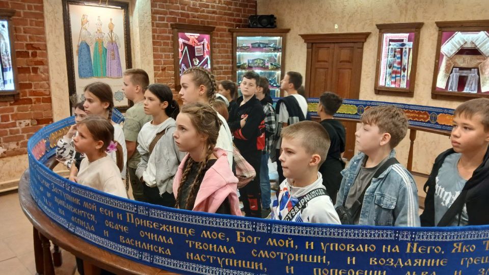 Тверь – крупный промышленный, научный и культурный центр и крупный транспортный узел на пересечении железнодорожной линии Санкт-Петербург – Москва и автомагистрали «Россия» с Верхней Волгой Тверь – крупный промышленный, научный и культурный центр и крупный транспортный узел на пересечении железнодорожной линии Санкт-Петербург – Москва и автомагистрали «Россия» с Верхней Волгой