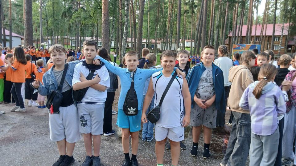 Тверь – крупный промышленный, научный и культурный центр и крупный транспортный узел на пересечении железнодорожной линии Санкт-Петербург – Москва и автомагистрали «Россия» с Верхней Волгой Тверь – крупный промышленный, научный и культурный центр и крупный транспортный узел на пересечении железнодорожной линии Санкт-Петербург – Москва и автомагистрали «Россия» с Верхней Волгой