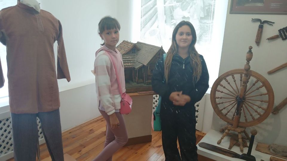 Тверь – крупный промышленный, научный и культурный центр и крупный транспортный узел на пересечении железнодорожной линии Санкт-Петербург – Москва и автомагистрали «Россия» с Верхней Волгой Тверь – крупный промышленный, научный и культурный центр и крупный транспортный узел на пересечении железнодорожной линии Санкт-Петербург – Москва и автомагистрали «Россия» с Верхней Волгой