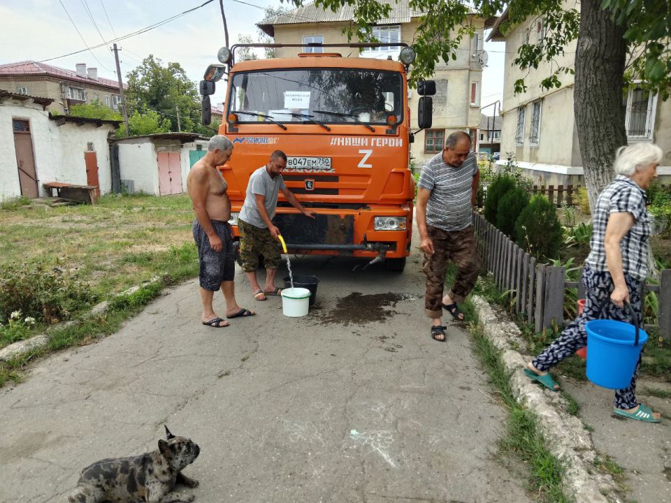 В Кировском внутригородском районе продолжается подвоз воды для жителей домов, в которые по графику не поступила вода