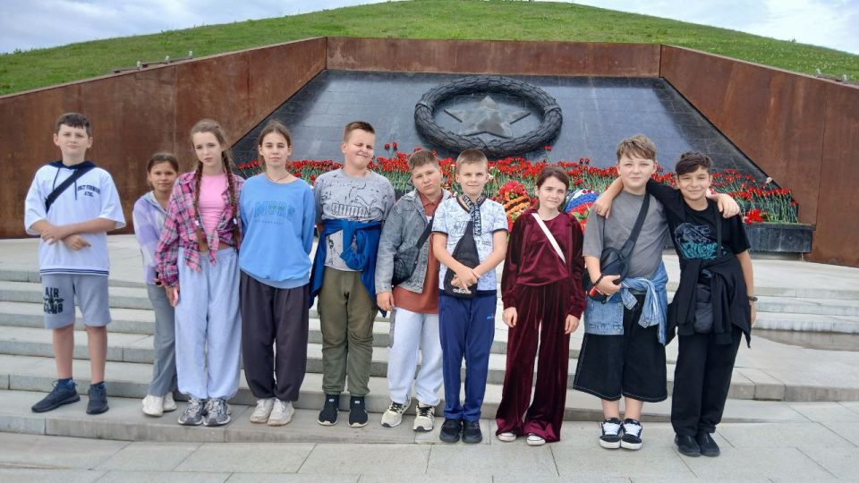 Тверь – крупный промышленный, научный и культурный центр и крупный транспортный узел на пересечении железнодорожной линии Санкт-Петербург – Москва и автомагистрали «Россия» с Верхней Волгой Тверь – крупный промышленный, научный и культурный центр и крупный транспортный узел на пересечении железнодорожной линии Санкт-Петербург – Москва и автомагистрали «Россия» с Верхней Волгой