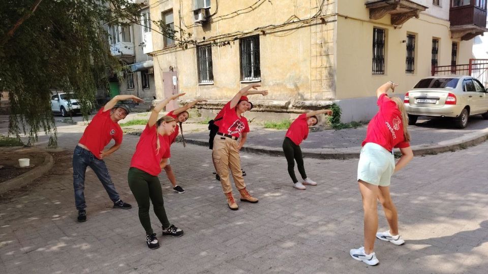 В День физкультурника председатель Совета юнармейских командиров городского округа Макеевка, Никитина Алёна, провела зарядку для юнармецев местного отделения городского округа Макеевка имени Героя СВО Линева А. М В День физкультурника председатель Совета юнармейских командиров городского округа Макеевка, Никитина Алёна, провела зарядку для юнармецев местного отделения городского округа Макеевка имени Героя СВО Линева А. М