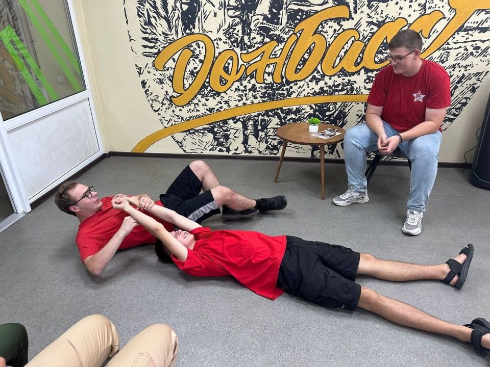 Для юнармейцев местного отделения городского округа Макеевка имени Героя СВО Линева А. М. продолжаются занятия в "Школе юного медика" Для юнармейцев местного отделения городского округа Макеевка имени Героя СВО Линева А. М. продолжаются занятия в "Школе юного медика"