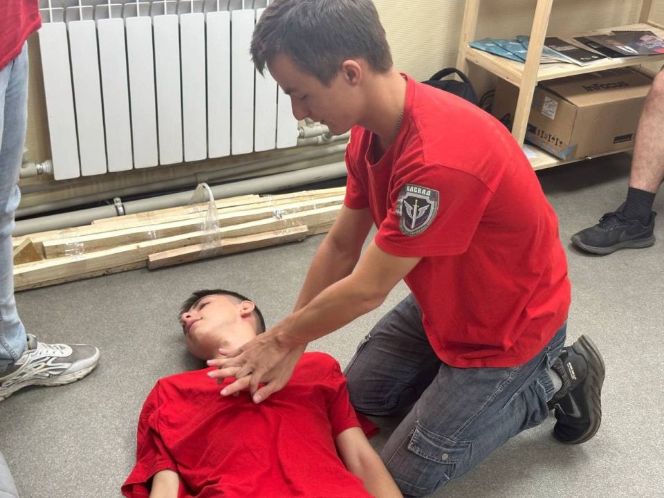 Для юнармейцев местного отделения городского округа Макеевка имени Героя СВО Линева А. М. продолжаются занятия в "Школе юного медика" Для юнармейцев местного отделения городского округа Макеевка имени Героя СВО Линева А. М. продолжаются занятия в "Школе юного медика"