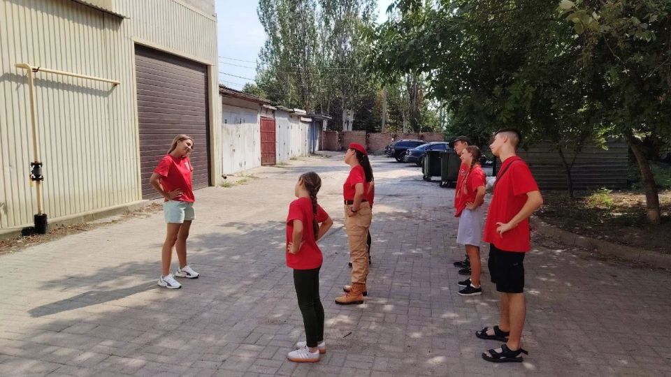 В День физкультурника председатель Совета юнармейских командиров городского округа Макеевка, Никитина Алёна, провела зарядку для юнармецев местного отделения городского округа Макеевка имени Героя СВО Линева А. М