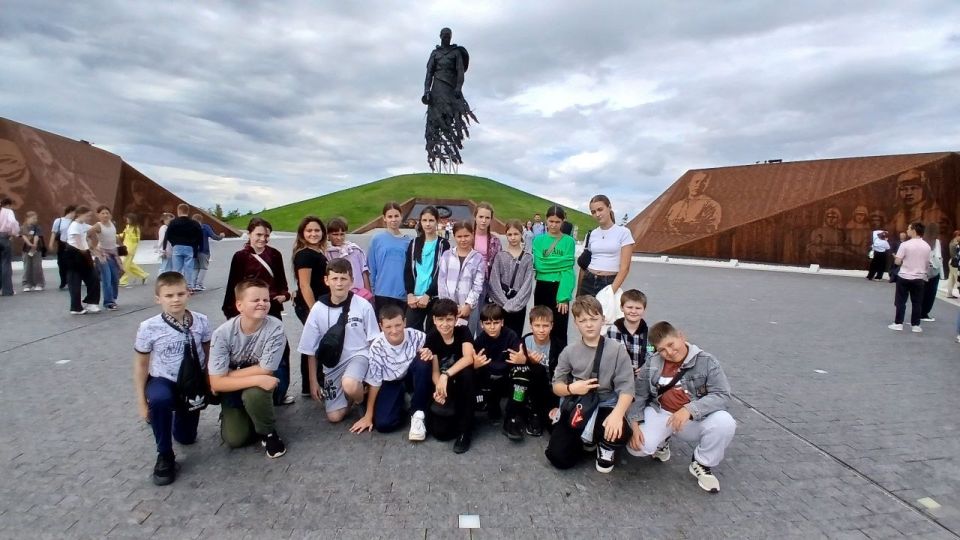 Тверь – крупный промышленный, научный и культурный центр и крупный транспортный узел на пересечении железнодорожной линии Санкт-Петербург – Москва и автомагистрали «Россия» с Верхней Волгой Тверь – крупный промышленный, научный и культурный центр и крупный транспортный узел на пересечении железнодорожной линии Санкт-Петербург – Москва и автомагистрали «Россия» с Верхней Волгой