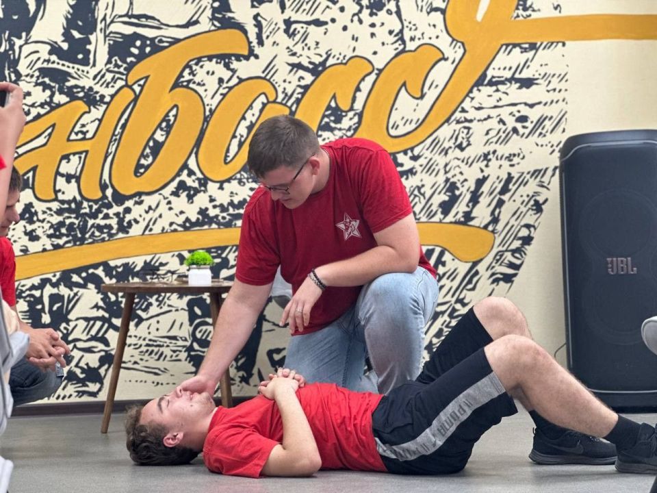 Для юнармейцев местного отделения городского округа Макеевка имени Героя СВО Линева А. М. продолжаются занятия в "Школе юного медика"