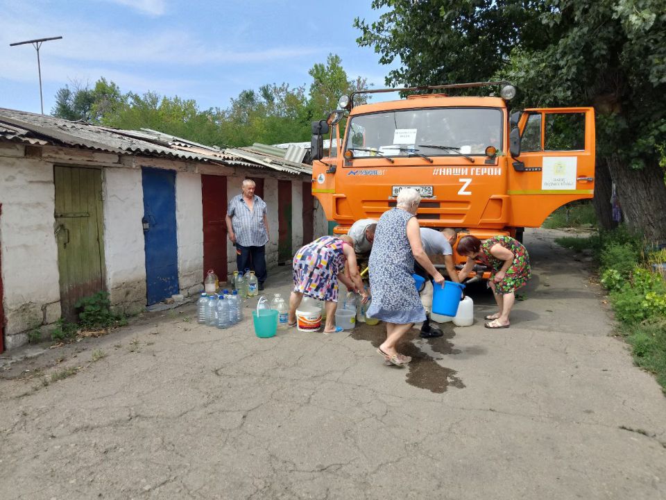 В Кировском внутригородском районе продолжается подвоз воды для жителей домов, в которые по графику не поступила вода В Кировском внутригородском районе продолжается подвоз воды для жителей домов, в которые по графику не поступила вода