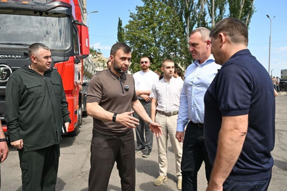 Денис Пушилин: Два тягача с автоцистернами ХМАО подарил Макеевке и еще три бригады с полностью укомплектованными машинами направил городу Денис Пушилин: Два тягача с автоцистернами ХМАО подарил Макеевке и еще три бригады с полностью укомплектованными машинами направил городу
