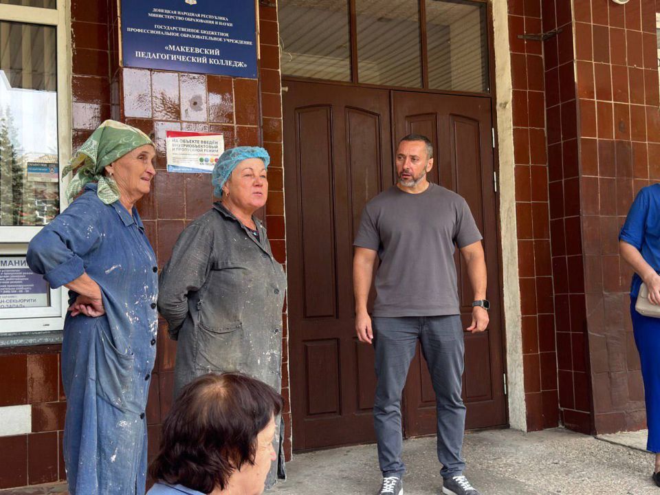 Депутаты Народного Совета ДНР Юрий Афендиков и Марина Каплянок провели ряд сходов граждан в Макеевке и Донецке Депутаты Народного Совета ДНР Юрий Афендиков и Марина Каплянок провели ряд сходов граждан в Макеевке и Донецке