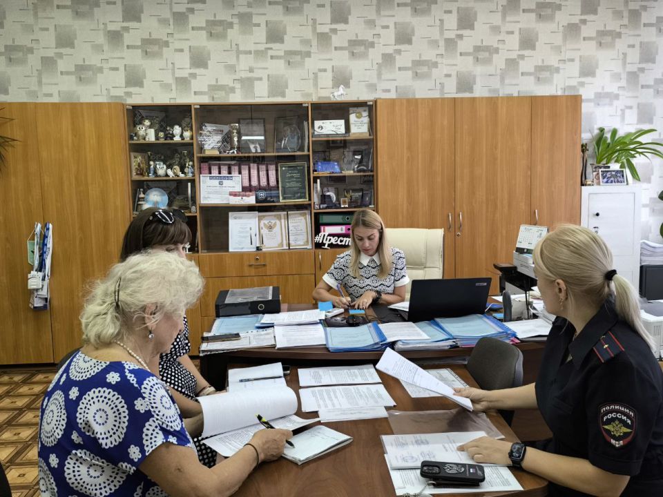 В Макеевке сотрудники Госавтоинспекции провели проверку школ перед началом учебного года