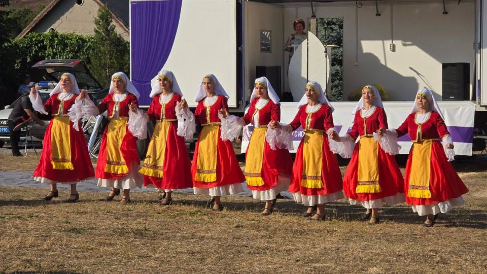 Более 40 тысяч жителей ДНР приняли участие в акции «Культурный Донбасс» Более 40 тысяч жителей ДНР приняли участие в акции «Культурный Донбасс»