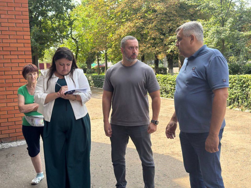 Депутаты Народного Совета ДНР Юрий Афендиков и Марина Каплянок провели ряд сходов граждан в Макеевке и Донецке Депутаты Народного Совета ДНР Юрий Афендиков и Марина Каплянок провели ряд сходов граждан в Макеевке и Донецке