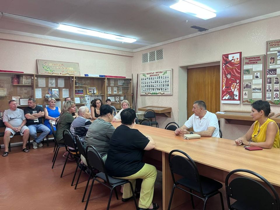 11 августа депутат Макеевского городского совета Тарас Сидоренко провел встречу с населением в МБУДО «Городской Дворец детского и юношеского творчества имени В. Г. Джарты города Макеевки» 11 августа депутат Макеевского городского совета Тарас Сидоренко провел встречу с населением в МБУДО «Городской Дворец детского и юношеского творчества имени В. Г. Джарты города Макеевки»