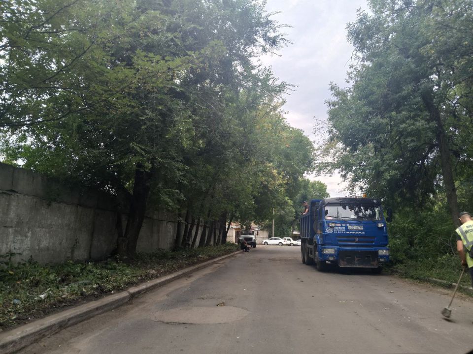 В Кировском внутригородском районе продолжаются работы по санитарному содержанию территории