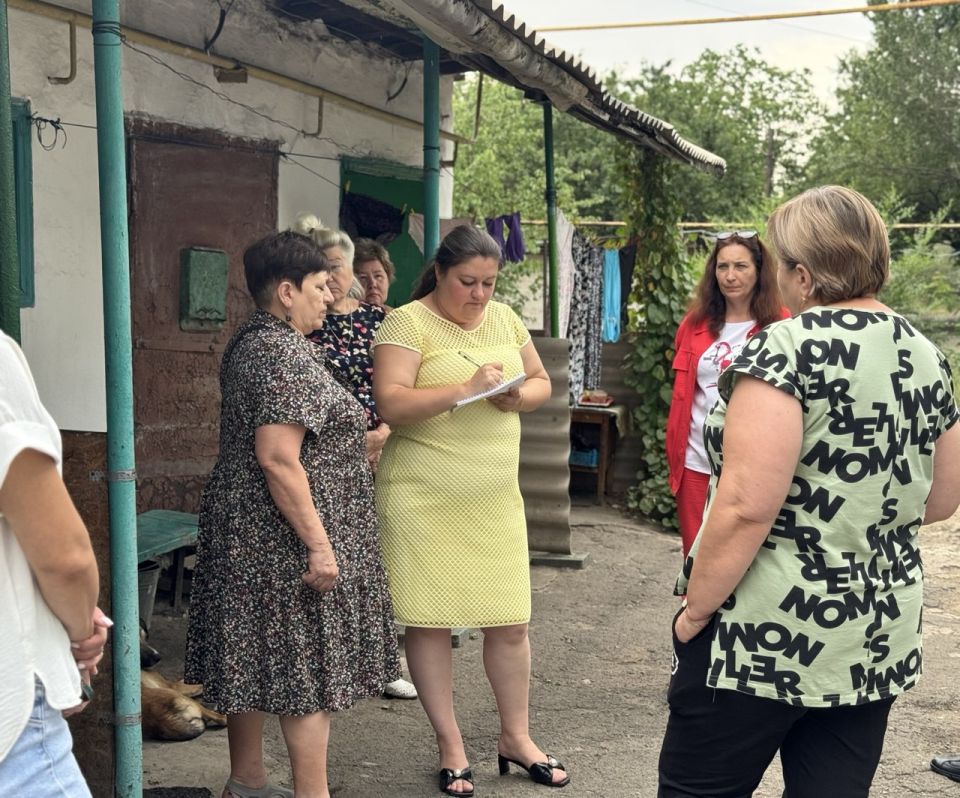 Заместитель председателя #Комитет_по_конституционному_законодательству_государственному_строительству_и_местному_самоуправлению Марина Каплянок (фракция «Единая Россия») вместе с руководителем Управы Кировского...