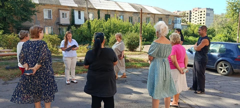 12 августа депутат Макеевского городского совета Алена Трякина провела встречу с жителями по улице Гаврилова возле д. 20. Основные темы, которые были подняты на встрече, включают водоснабжение и водоотведение, ремонт дорог... 12 августа депутат Макеевского городского совета Алена Трякина провела встречу с жителями по улице Гаврилова возле д. 20. Основные темы, которые были подняты на встрече, включают водоснабжение и водоотведение, ремонт дорог...