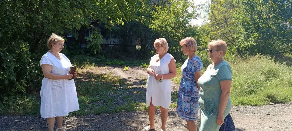 13 августа встречу с жителями по ул. Гаврилова возле дома 35, в микрорайоне Первомайский, возле дома 30 провела заместитель руководителя Управы Советского района Макеевки Надежда Прокапович