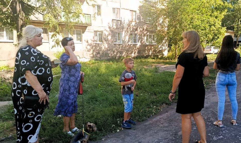 13 августа депутат Макеевского городского совета Оксана Бевцыкпровела встречи с жителями по адресам: микрорайон Магистральный, д. 5, 6 13 августа депутат Макеевского городского совета Оксана Бевцыкпровела встречи с жителями по адресам: микрорайон Магистральный, д. 5, 6