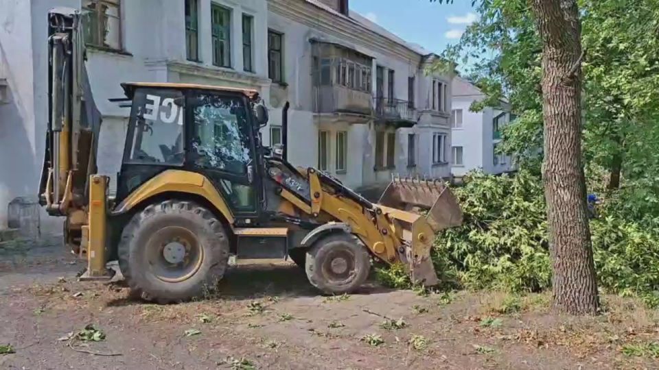 Донбасс обновляется: депутаты Народного Совета ДНР Валерий Скороходов, Павел Минаков и Игорь Матрус при поддержке актива партии Единая Россия и неравнодушных жителей провели масштабные работы по кронированию деревьев, уборке...