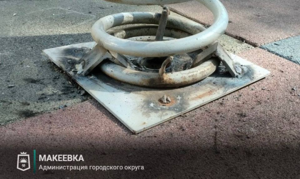 В Макеевке провели работы по ремонту игровых элементов на детской площадке В Макеевке провели работы по ремонту игровых элементов на детской площадке