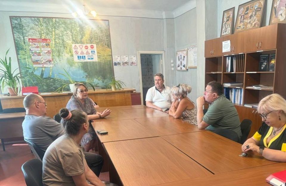 15 августа депутат Макеевского городского совета Татьяна Ивановна Репунова провела запланированные встречи с жителями района в ГБПОУ «Макеевский индустриальный техникум» и по адресу: г. Макеевка, ул. Панченко, 43