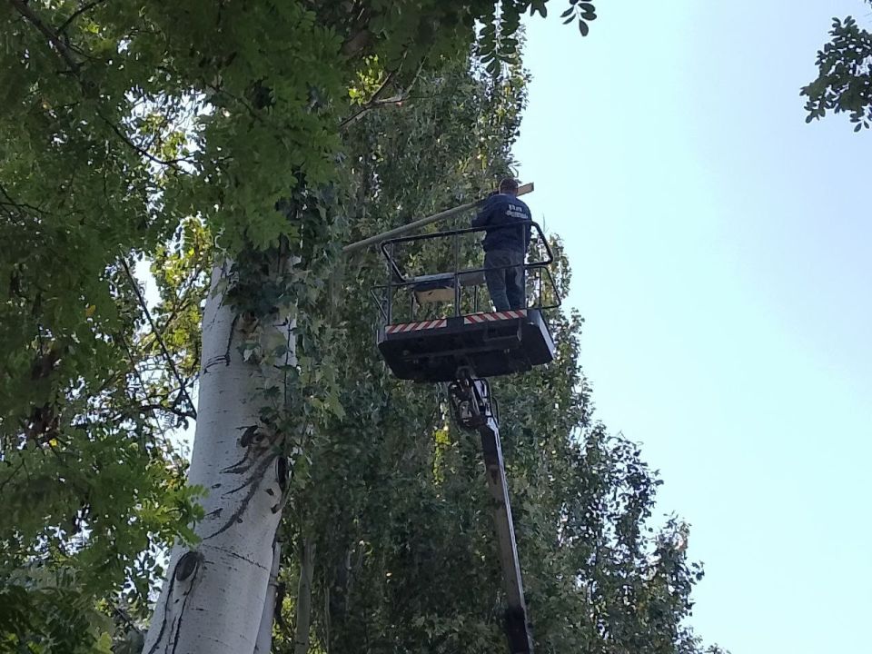 18 августа, с целью обеспечения безопасности движения пешеходов и автотранспорта в темное время суток силами МУП АГМ «Перспектива» продолжаются работы по ремонту наружного освещения по улице Кирова в жилом массиве... 18 августа, с целью обеспечения безопасности движения пешеходов и автотранспорта в темное время суток силами МУП АГМ «Перспектива» продолжаются работы по ремонту наружного освещения по улице Кирова в жилом массиве...