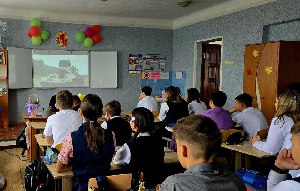 Александр Подгорный: 5 сентября 2025 года в общеобразовательных организациях городского округа Макеевка на первом уроке было проведено занятие в рамках регионального компонента программы курса внеурочной деятельности... Александр Подгорный: 5 сентября 2025 года в общеобразовательных организациях городского округа Макеевка на первом уроке было проведено занятие в рамках регионального компонента программы курса внеурочной деятельности...