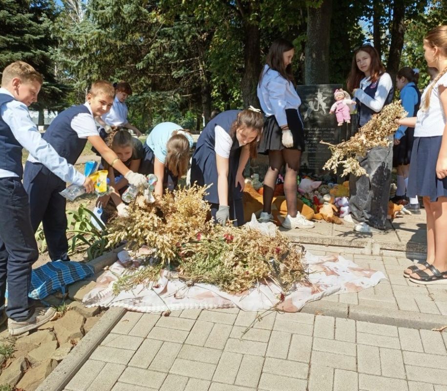 Акция «Чистый обелиск». Сегодня, 5 сентября, в преддверии Дня освобождения Макеевки, в рамках партийного проекта «Историческая Память» Всероссийской политической партии «Единая Россия», состоялась акция «Чистый обелиск»