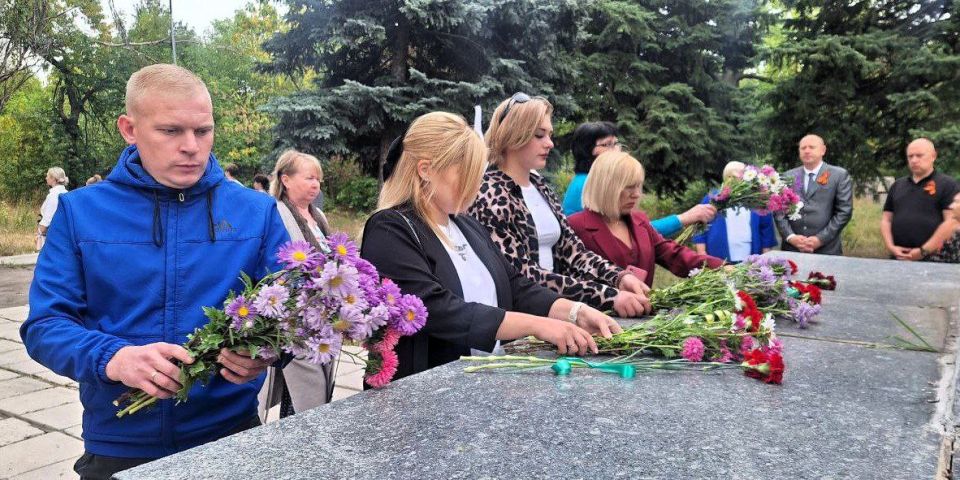 Сегодня, в Советском внутригородском районе городского округа Макеевка состоялось возложение цветов, приуроченное к 82-ой годовщине освобождения Донбасса от немецко-фашистских захватчиков Сегодня, в Советском внутригородском районе городского округа Макеевка состоялось возложение цветов, приуроченное к 82-ой годовщине освобождения Донбасса от немецко-фашистских захватчиков