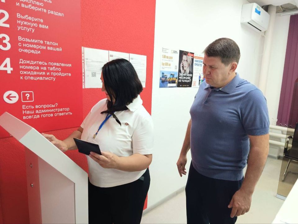 Владислав Ключаров: Побывал в многофункциональном центре Советского района, ознакомился с работой учреждения и пообщался с посетителями