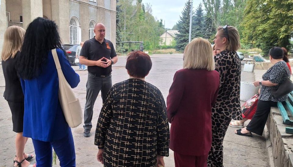 5 сентября первый заместитель руководителя Управы Советского внутригородского района Администрации городского округа Макеевка Сергей Савельев провел встречу с населением возле дома 4 по улице Гаврилова