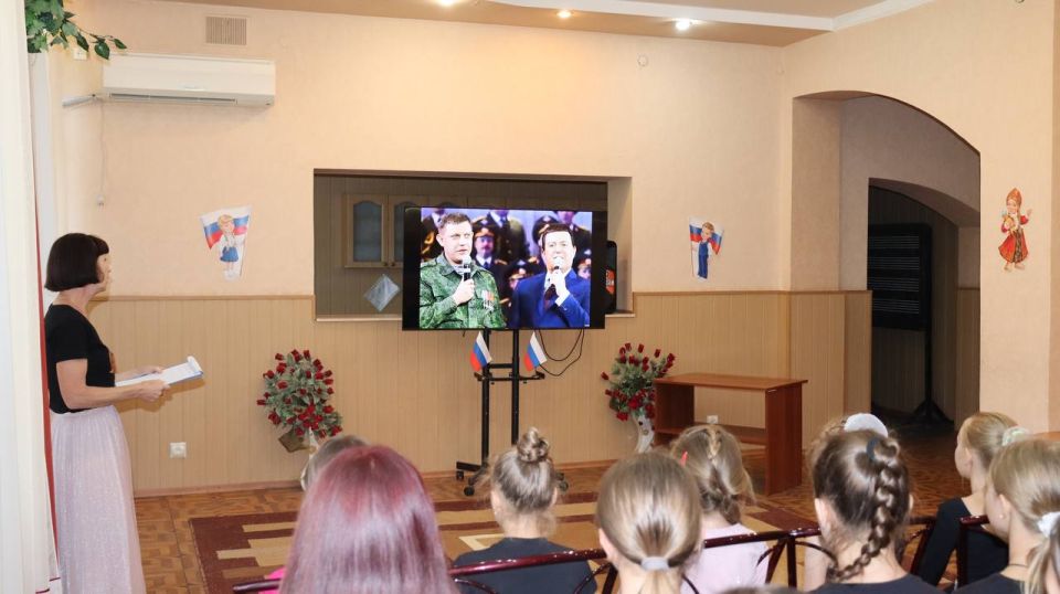 Для участников художественной самодеятельности и сотрудников Дворца культуры им. Кирсановой состоялась тематическая встреча «Верный сын Донбасса» приуроченная годовщине смерти Народного артиста СССР и Героя Донецкой Народной... Для участников художественной самодеятельности и сотрудников Дворца культуры им. Кирсановой состоялась тематическая встреча «Верный сын Донбасса» приуроченная годовщине смерти Народного артиста СССР и Героя Донецкой Народной...