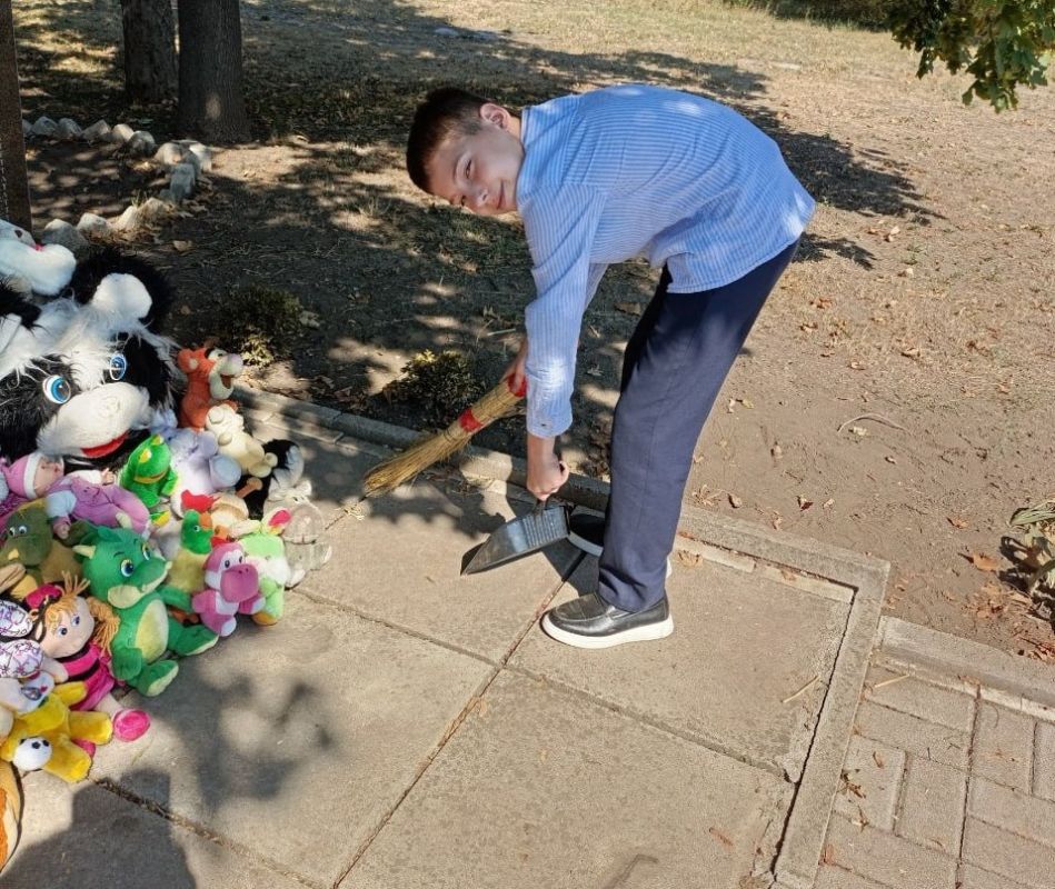 Акция «Чистый обелиск». Сегодня, 5 сентября, в преддверии Дня освобождения Макеевки, в рамках партийного проекта «Историческая Память» Всероссийской политической партии «Единая Россия», состоялась акция «Чистый обелиск» Акция «Чистый обелиск». Сегодня, 5 сентября, в преддверии Дня освобождения Макеевки, в рамках партийного проекта «Историческая Память» Всероссийской политической партии «Единая Россия», состоялась акция «Чистый обелиск»