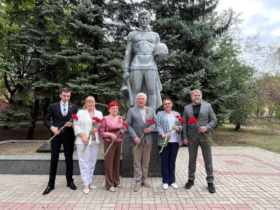 Сегодня, заместитель главы Администрации городского округа Макеевка, руководитель «Совета женщин города Макеевки» Ирина Сидякина и активистки Совета женщин Макеевки приняли участие в возложении цветов, приуроченное ко Дню...