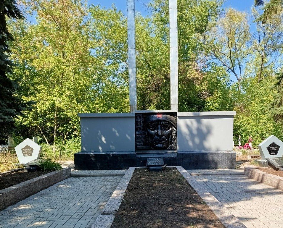 Акция «Чистый обелиск». Сегодня, 5 сентября, в преддверии Дня освобождения Макеевки, в рамках партийного проекта «Историческая Память» Всероссийской политической партии «Единая Россия», состоялась акция «Чистый обелиск» Акция «Чистый обелиск». Сегодня, 5 сентября, в преддверии Дня освобождения Макеевки, в рамках партийного проекта «Историческая Память» Всероссийской политической партии «Единая Россия», состоялась акция «Чистый обелиск»