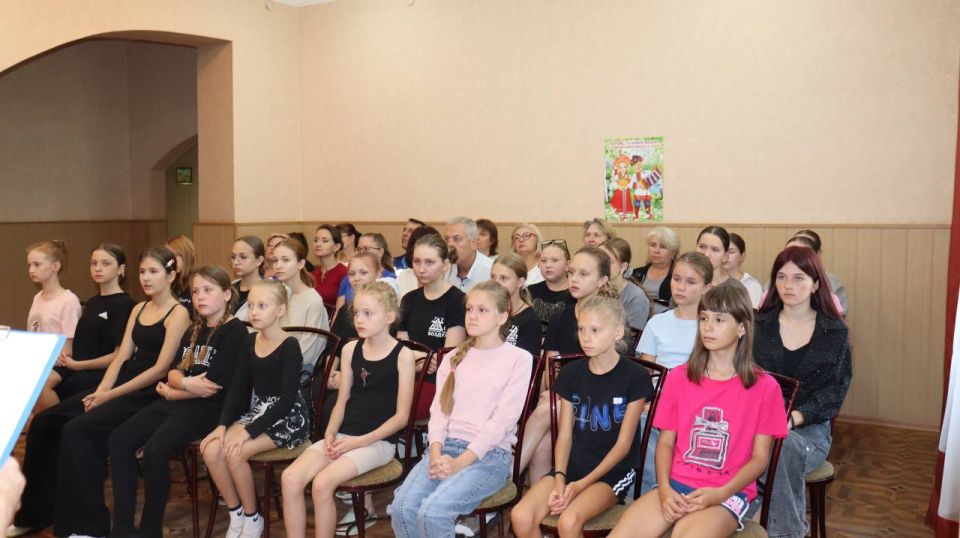 Для участников художественной самодеятельности и сотрудников Дворца культуры им. Кирсановой состоялась тематическая встреча «Верный сын Донбасса» приуроченная годовщине смерти Народного артиста СССР и Героя Донецкой Народной... Для участников художественной самодеятельности и сотрудников Дворца культуры им. Кирсановой состоялась тематическая встреча «Верный сын Донбасса» приуроченная годовщине смерти Народного артиста СССР и Героя Донецкой Народной...