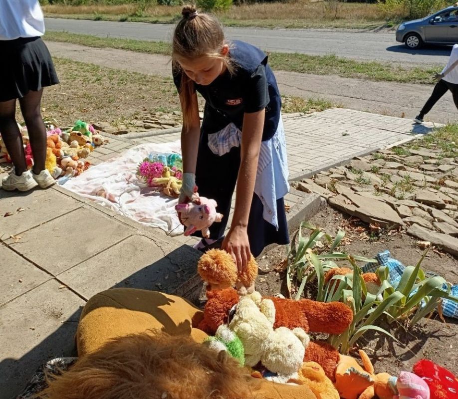Акция «Чистый обелиск». Сегодня, 5 сентября, в преддверии Дня освобождения Макеевки, в рамках партийного проекта «Историческая Память» Всероссийской политической партии «Единая Россия», состоялась акция «Чистый обелиск» Акция «Чистый обелиск». Сегодня, 5 сентября, в преддверии Дня освобождения Макеевки, в рамках партийного проекта «Историческая Память» Всероссийской политической партии «Единая Россия», состоялась акция «Чистый обелиск»