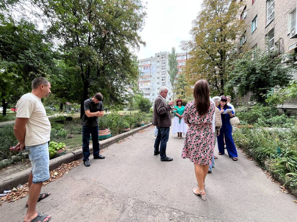 5 сентября, в Центрально-Городском районе состоялась встреча заместителя главы администрации городского округа Макеевка Рустама Сафина с жителями городского округа во дворе дома № 42, по улице Бабарина 5 сентября, в Центрально-Городском районе состоялась встреча заместителя главы администрации городского округа Макеевка Рустама Сафина с жителями городского округа во дворе дома № 42, по улице Бабарина