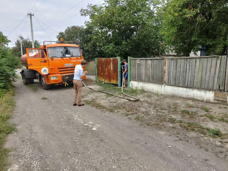 Для обеспечения водой жителей района Управой Кировского внутригородского района при поддержке региона-шефа Московская область ежедневно осуществляется подвоз воды для жителей домов, в которые в установленный графиком день не... Для обеспечения водой жителей района Управой Кировского внутригородского района при поддержке региона-шефа Московская область ежедневно осуществляется подвоз воды для жителей домов, в которые в установленный графиком день не...
