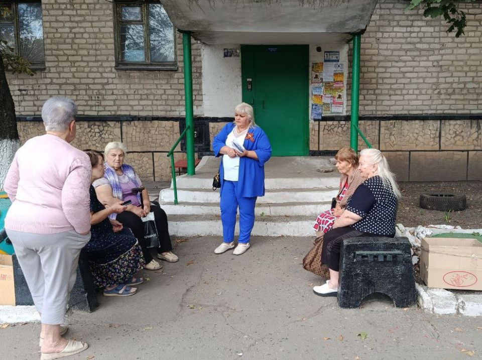 Сегодня, 5 сентября, депутат Макеевского городского совета Донецкой Народной Республики первого созыва Оксана Бевцык провела встречи с населением по адресам: 2-й микрорайон, 8, 2